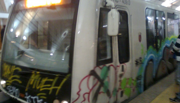 Le firme dei vandali sul muso dei nuovi treni Caf della linea B
