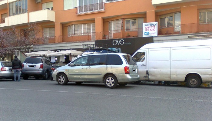 Scarico merci e parcheggio in 2° fila dietro alle bancarelle di Via Ravenna