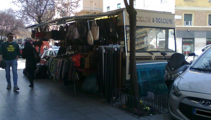 Un vecchio camion bar utilizzato dal venditore di borse ambulante