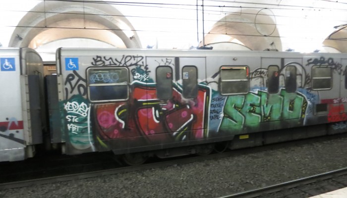 Un convoglio ristrutturato della linea B già ricoperto di graffiti