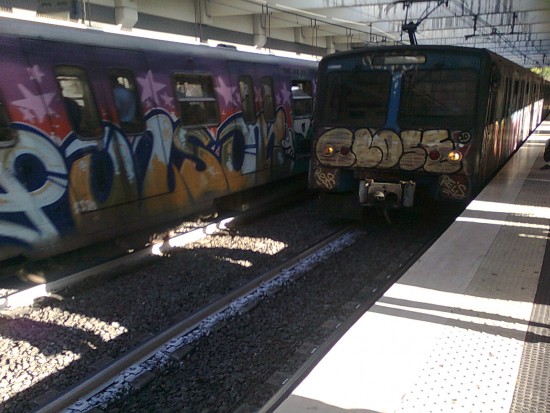 2011: due treni "graffitati" della metro B