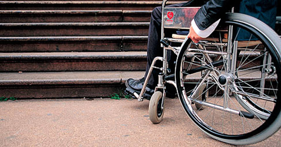 disabile-sedia-rotelle-scala-barriere-architettoniche-marka-488x255-2