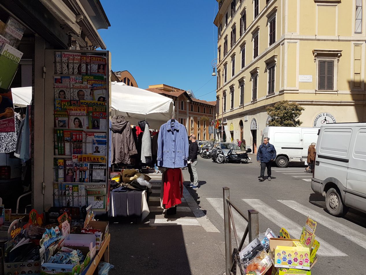 mercato piazza Alessandria 3