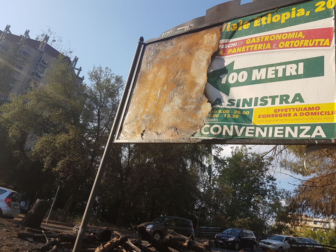 Incendio alberi viale Etiopia cartellone