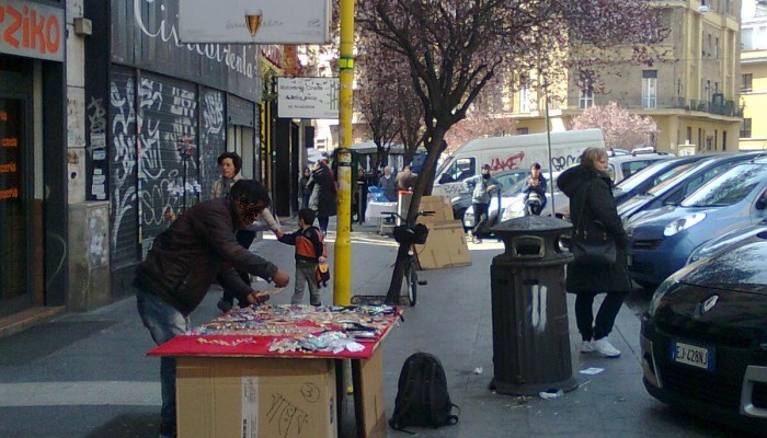 Lo "storico" ambulante abusivo alla fermata di Via Ravenna