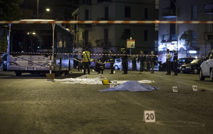 Auto travolge passanti: 8 feriti, 3 italiani e 5 stranieri