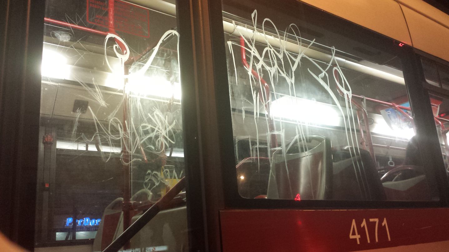 Bus atac graffiti