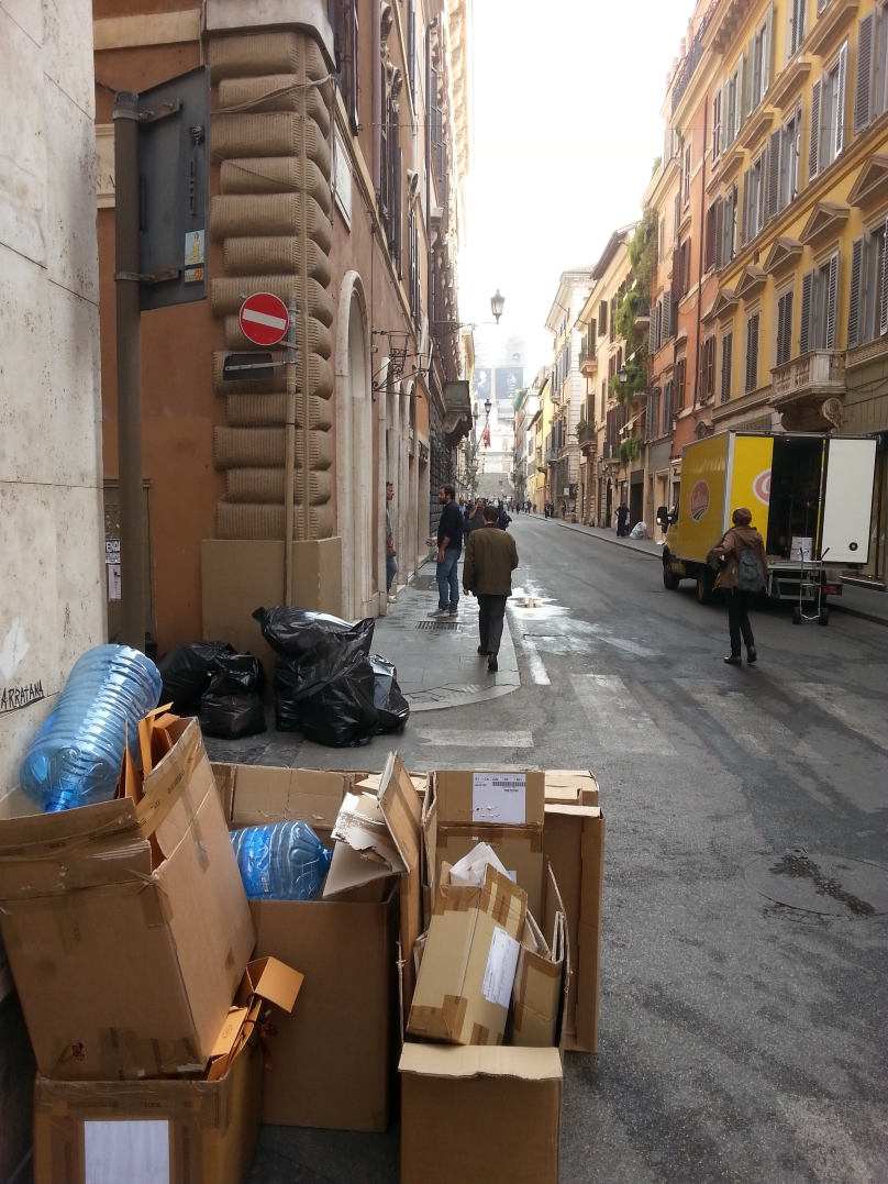Conferimenti in strada (vietati) dei commercianti di via Condotti