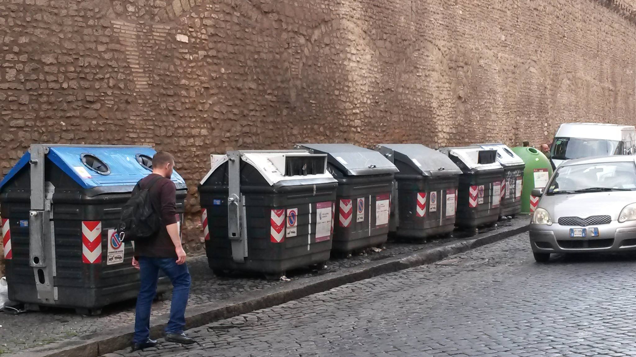 Borgo pio cassonetti sul marciapiede