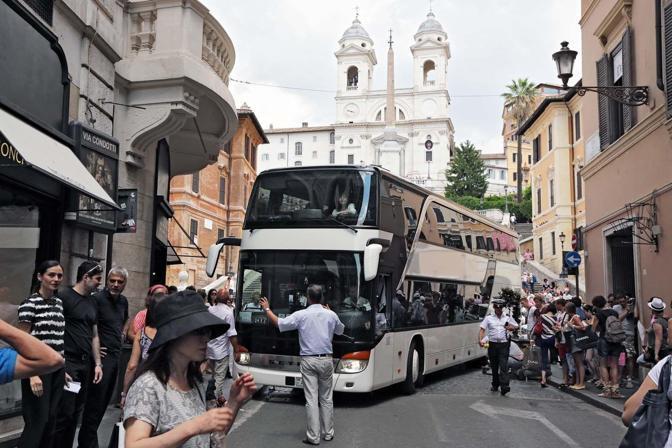 Roma un pullman turistico entra in via Condotti